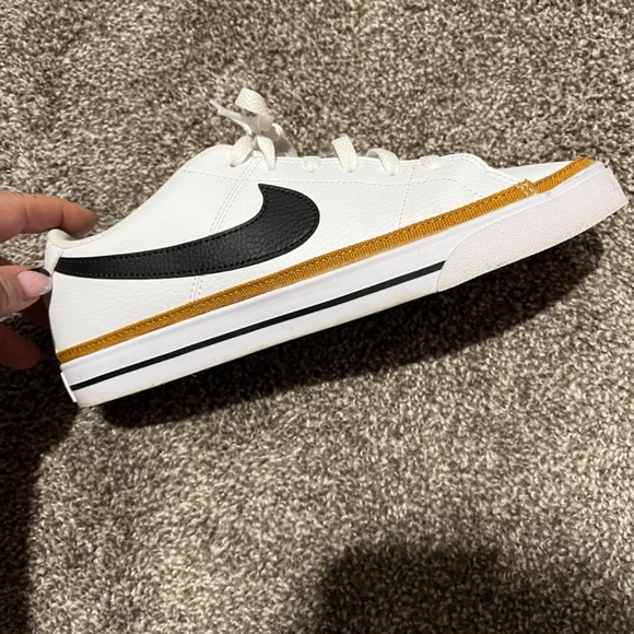 Women’s Nike Sneakers - Picture 2 of 5